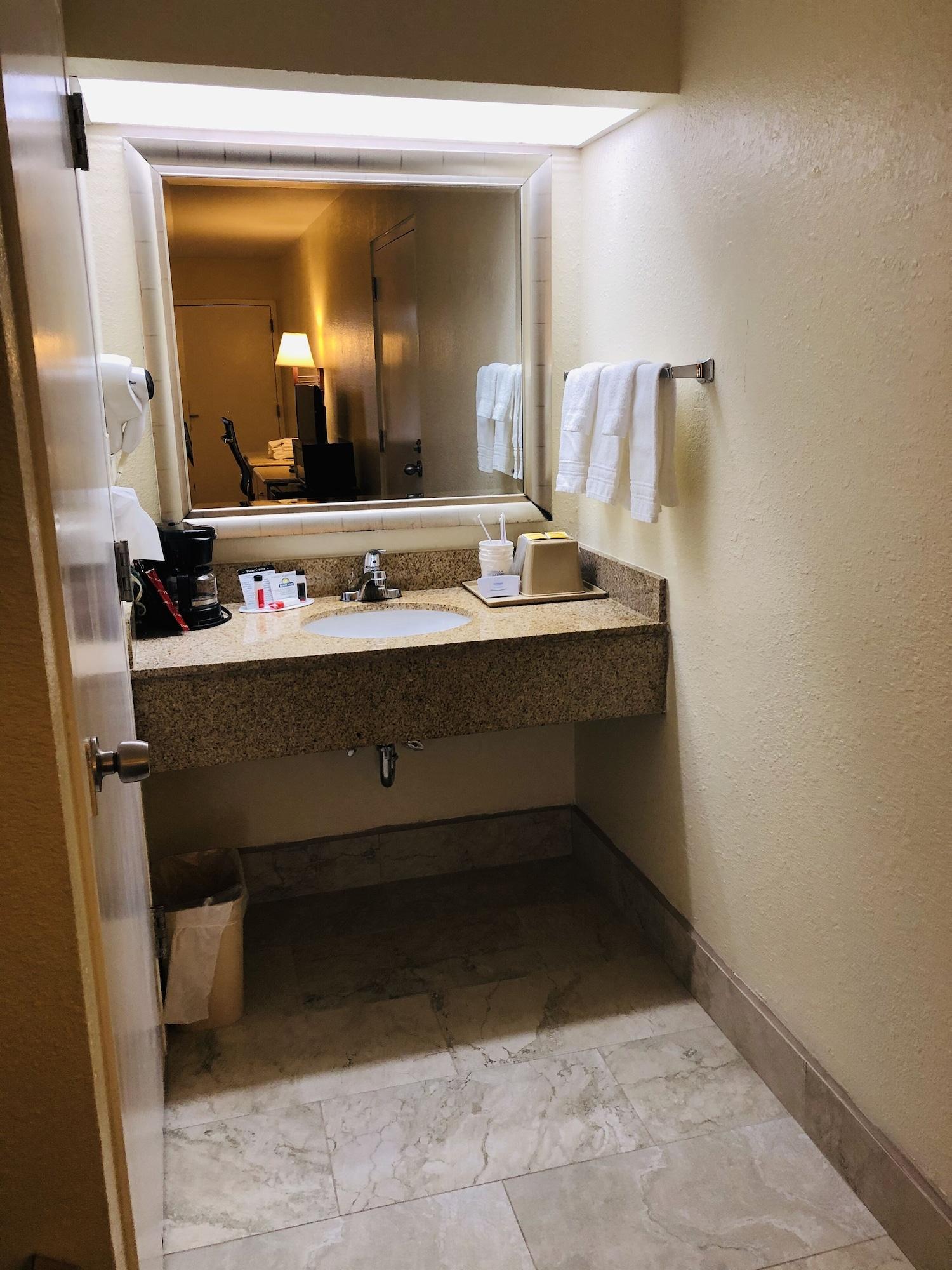 Days Inn & Suites By Wyndham Navarre - Near Beaches Hurlburt Extérieur photo