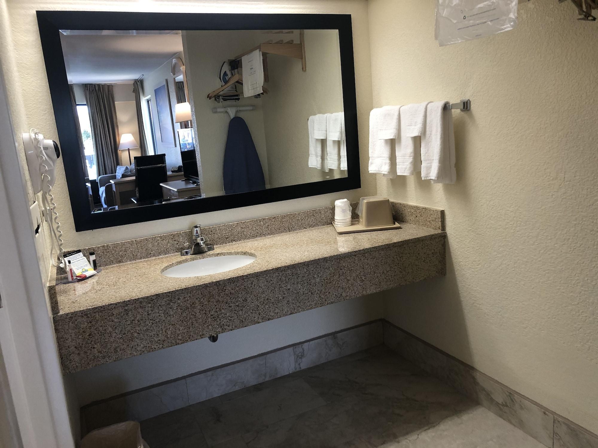 Days Inn & Suites By Wyndham Navarre - Near Beaches Hurlburt Extérieur photo