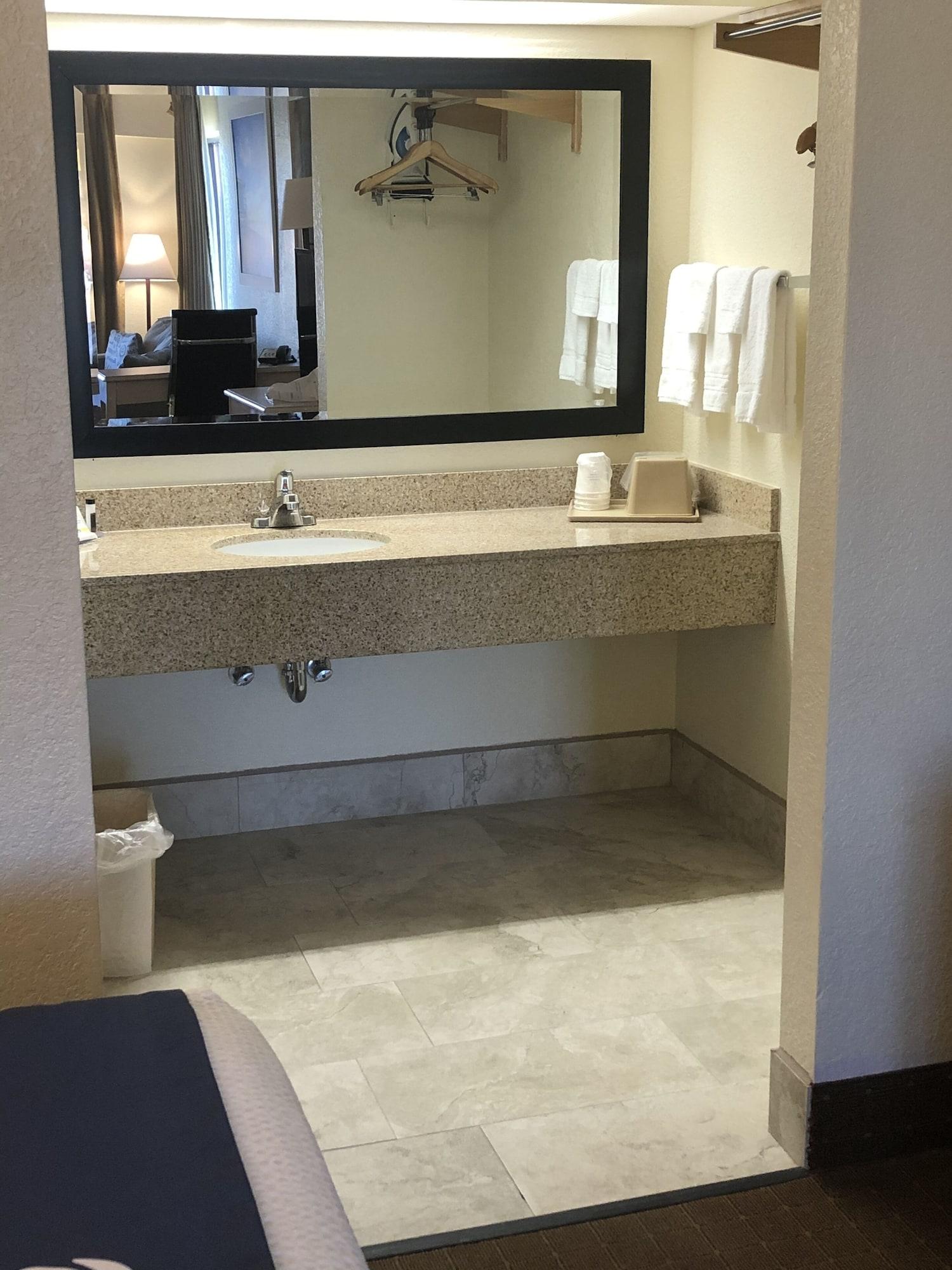 Days Inn & Suites By Wyndham Navarre - Near Beaches Hurlburt Extérieur photo