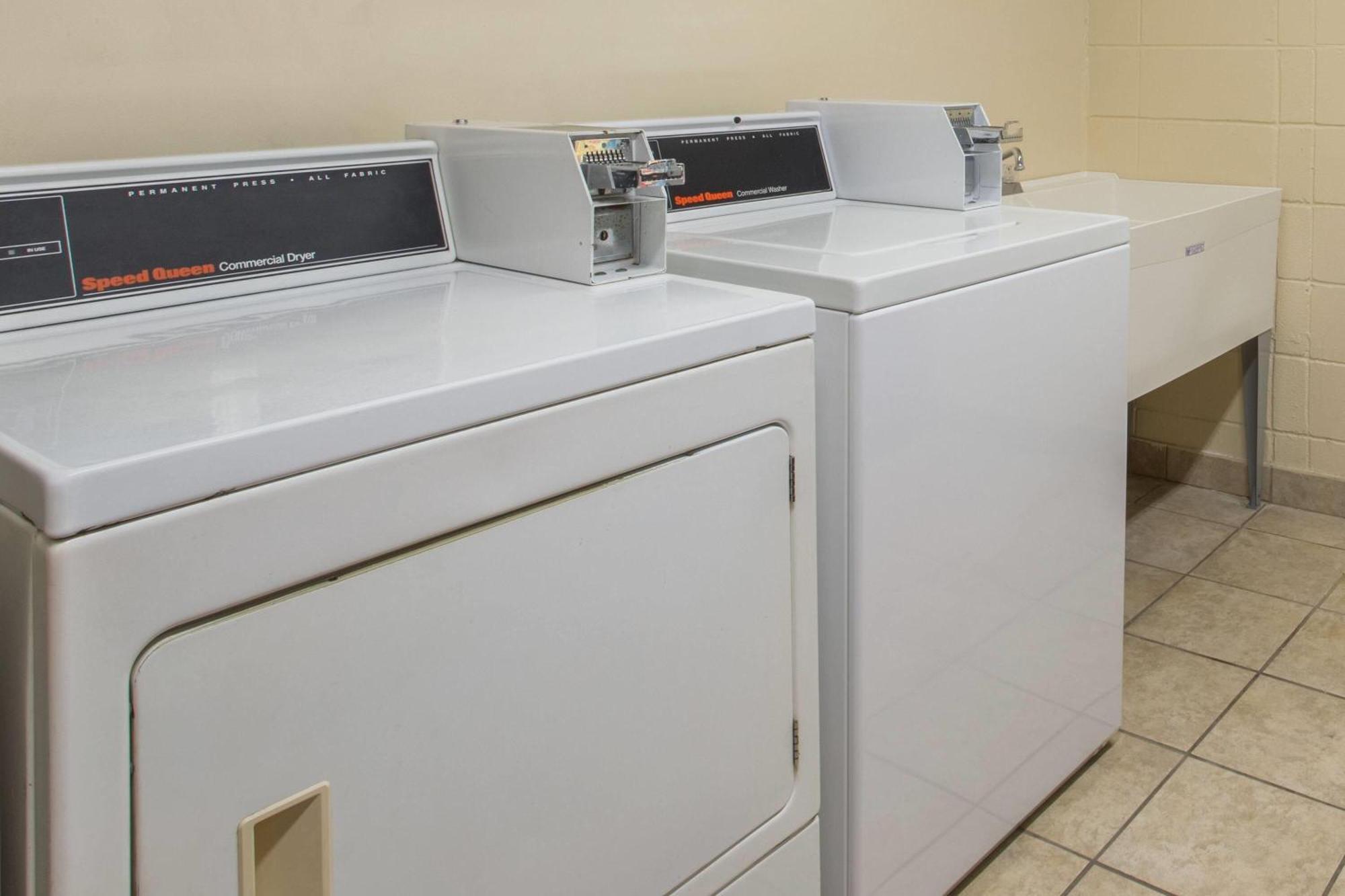 Days Inn & Suites By Wyndham Navarre - Near Beaches Hurlburt Extérieur photo