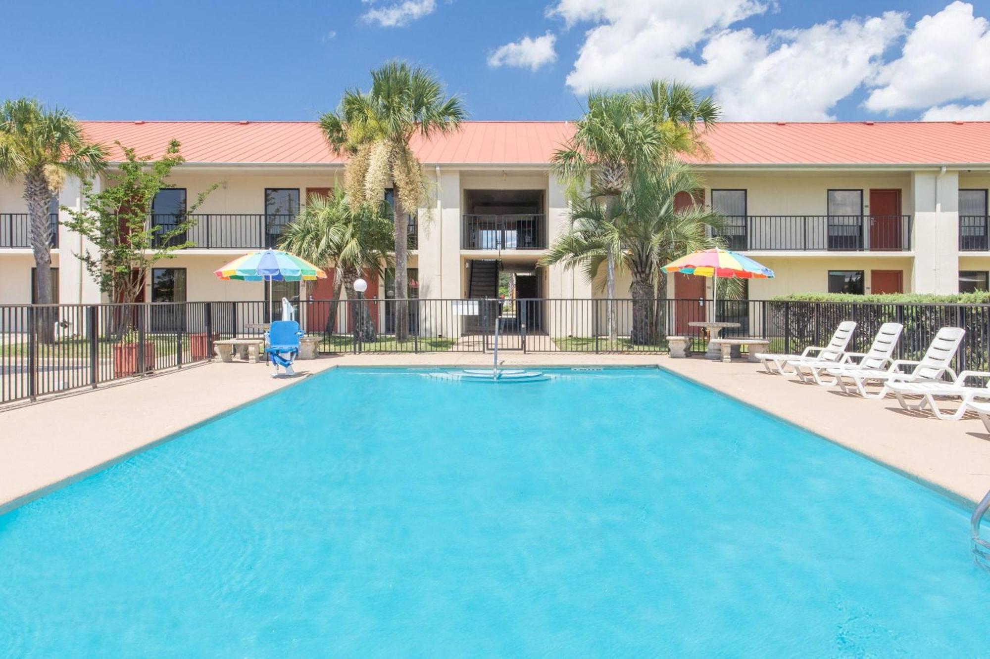 Days Inn & Suites By Wyndham Navarre - Near Beaches Hurlburt Extérieur photo