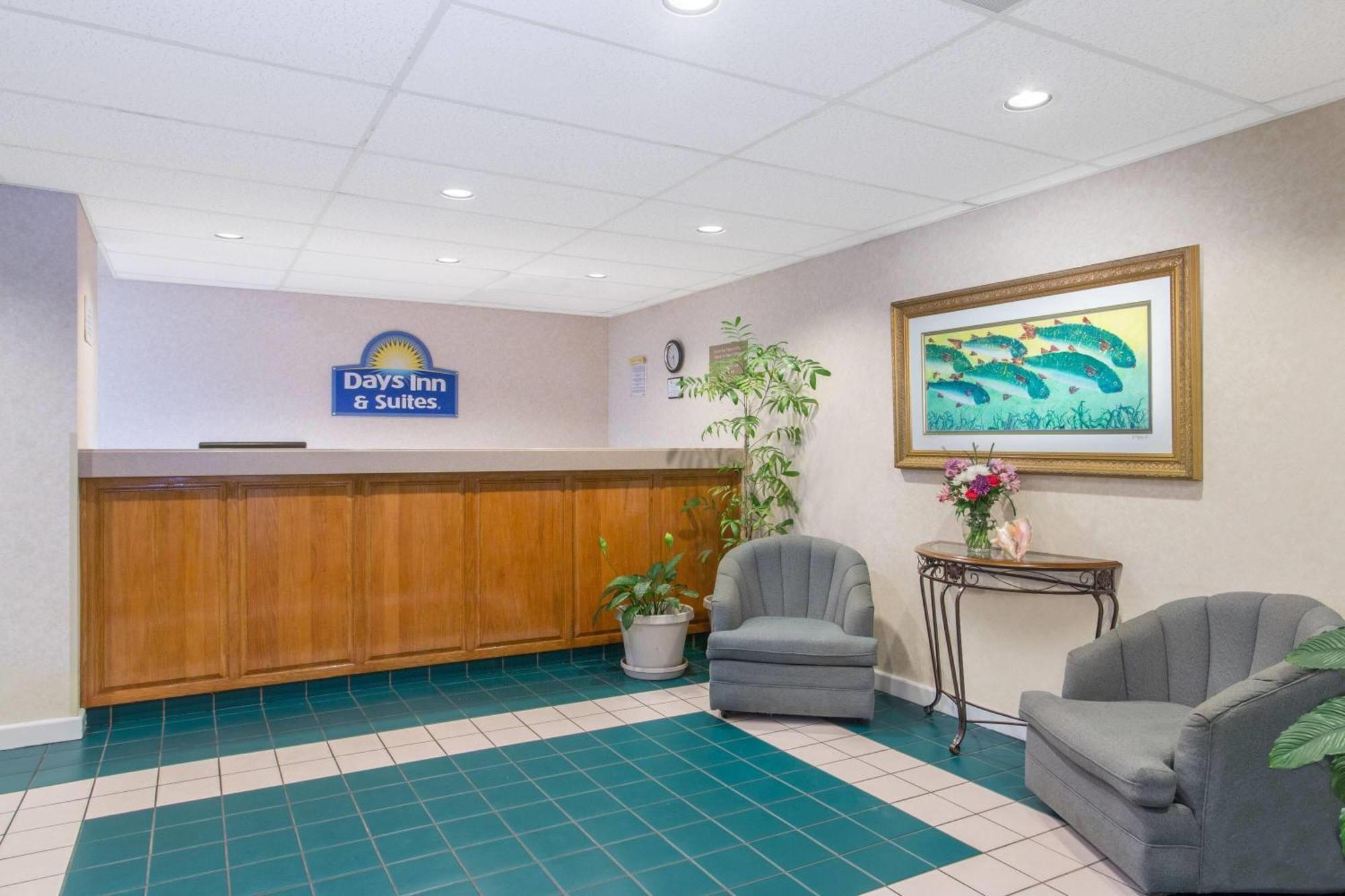 Days Inn & Suites By Wyndham Navarre - Near Beaches Hurlburt Extérieur photo