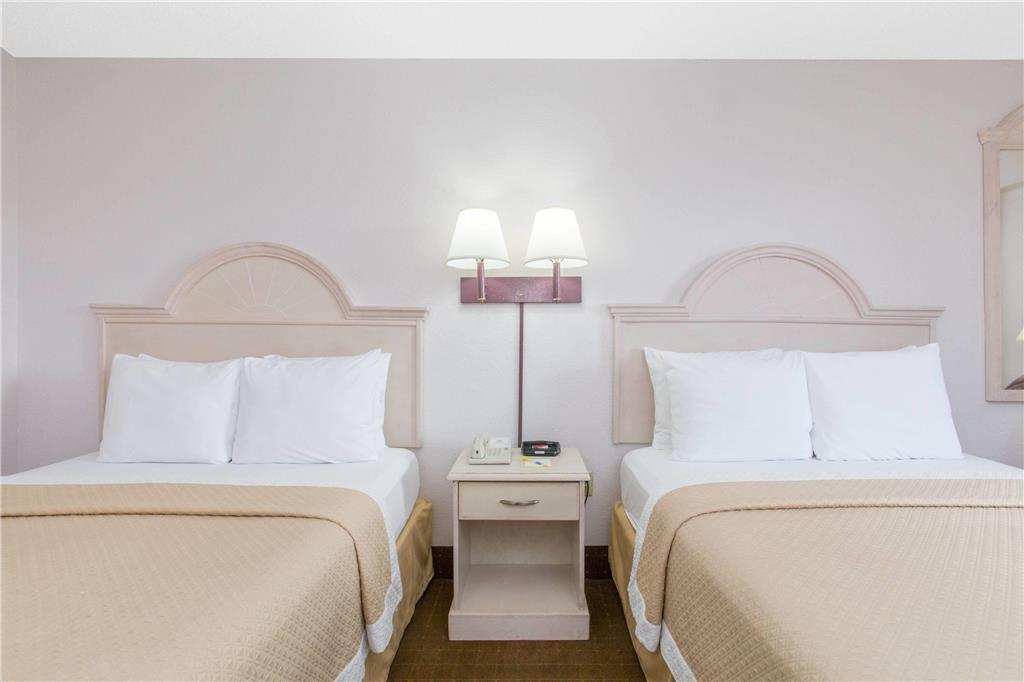 Days Inn & Suites By Wyndham Navarre - Near Beaches Hurlburt Chambre photo