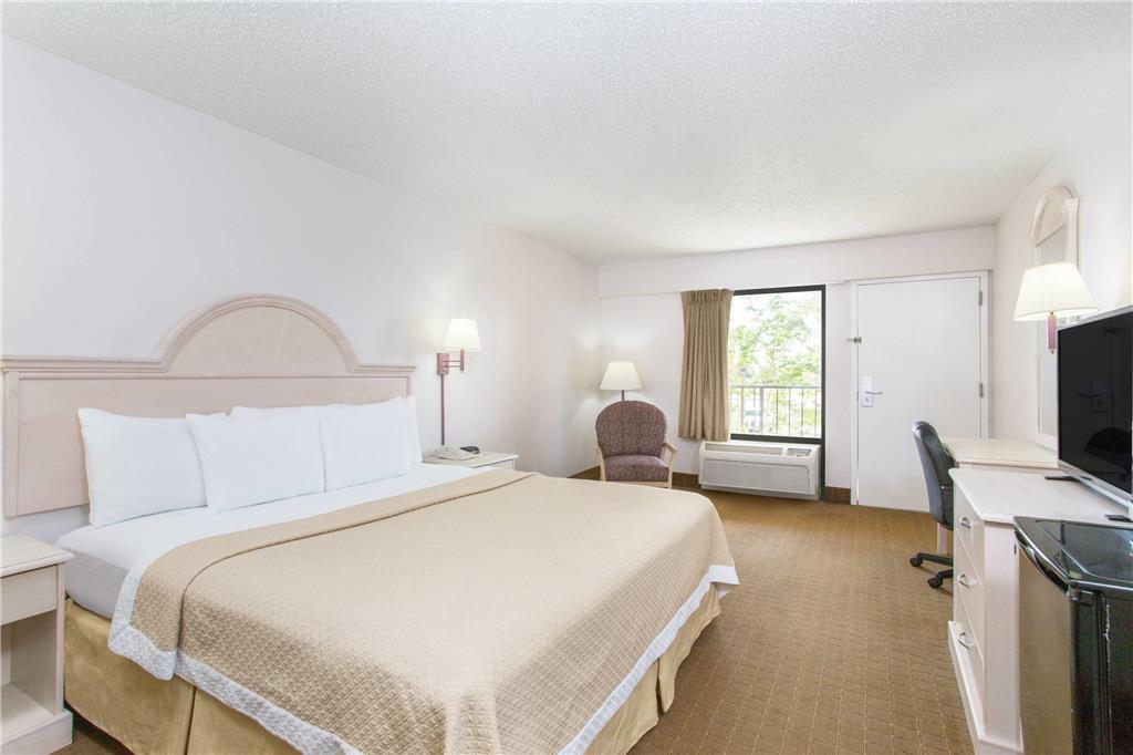 Days Inn & Suites By Wyndham Navarre - Near Beaches Hurlburt Chambre photo