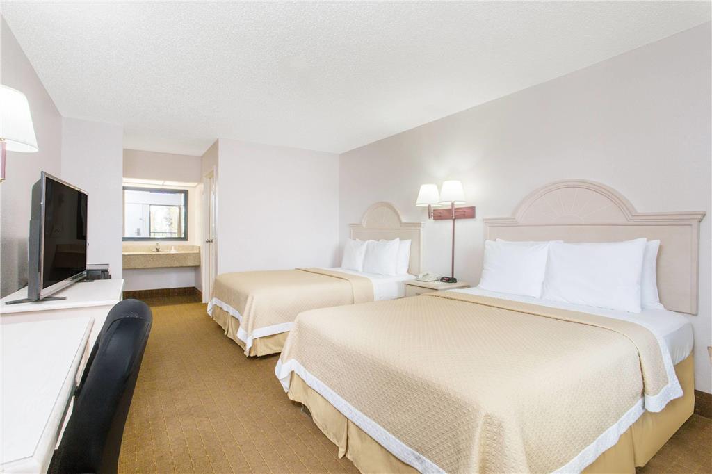 Days Inn & Suites By Wyndham Navarre - Near Beaches Hurlburt Chambre photo