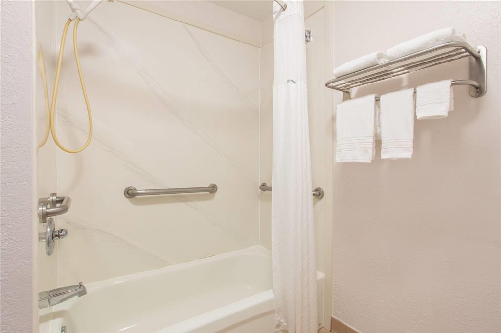 Days Inn & Suites By Wyndham Navarre - Near Beaches Hurlburt Chambre photo