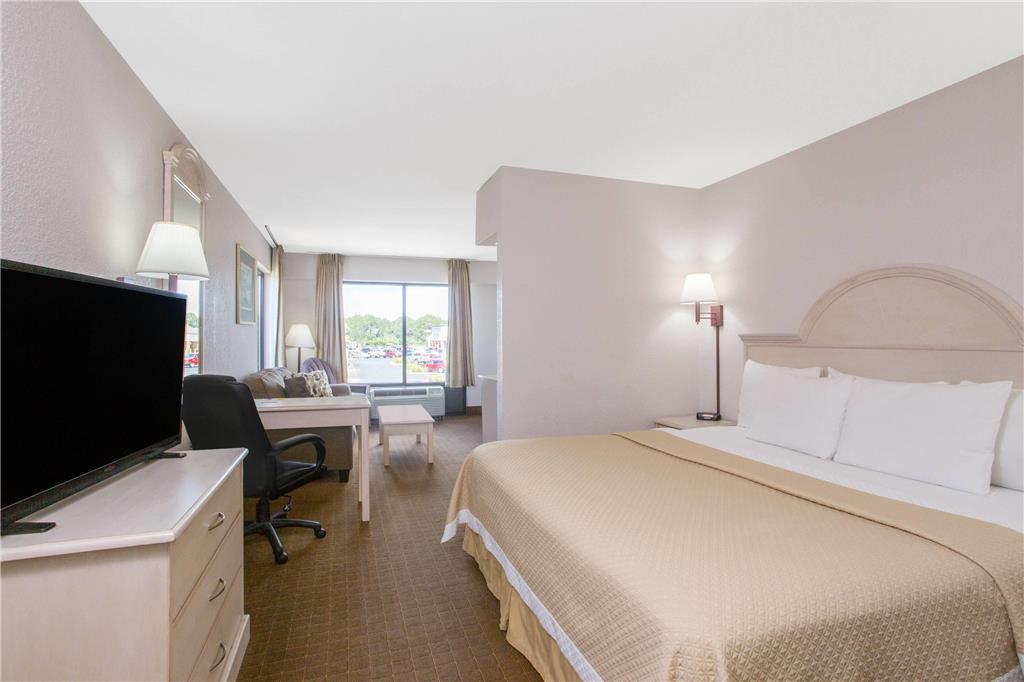 Days Inn & Suites By Wyndham Navarre - Near Beaches Hurlburt Chambre photo