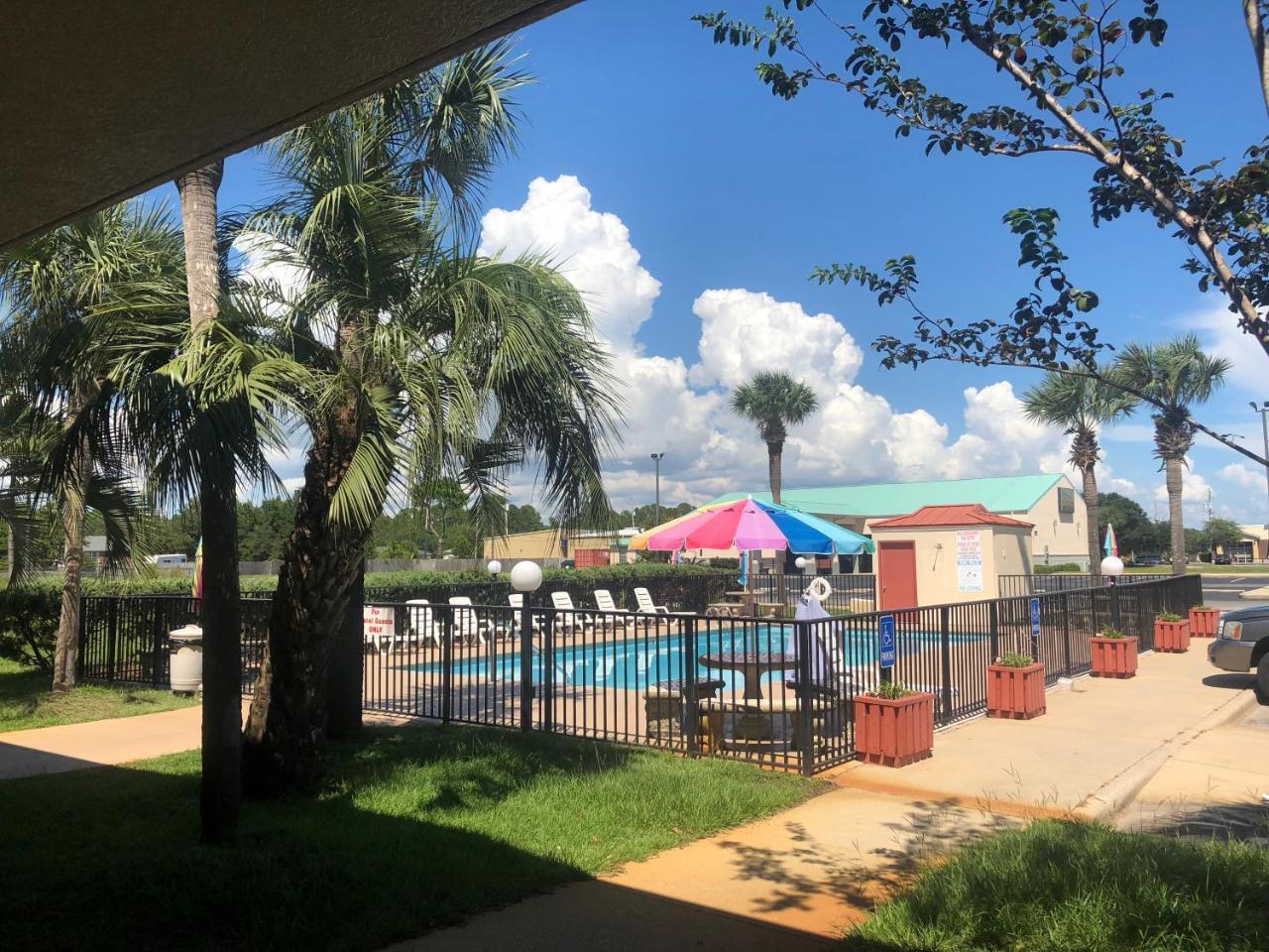 Days Inn & Suites By Wyndham Navarre - Near Beaches Hurlburt Extérieur photo