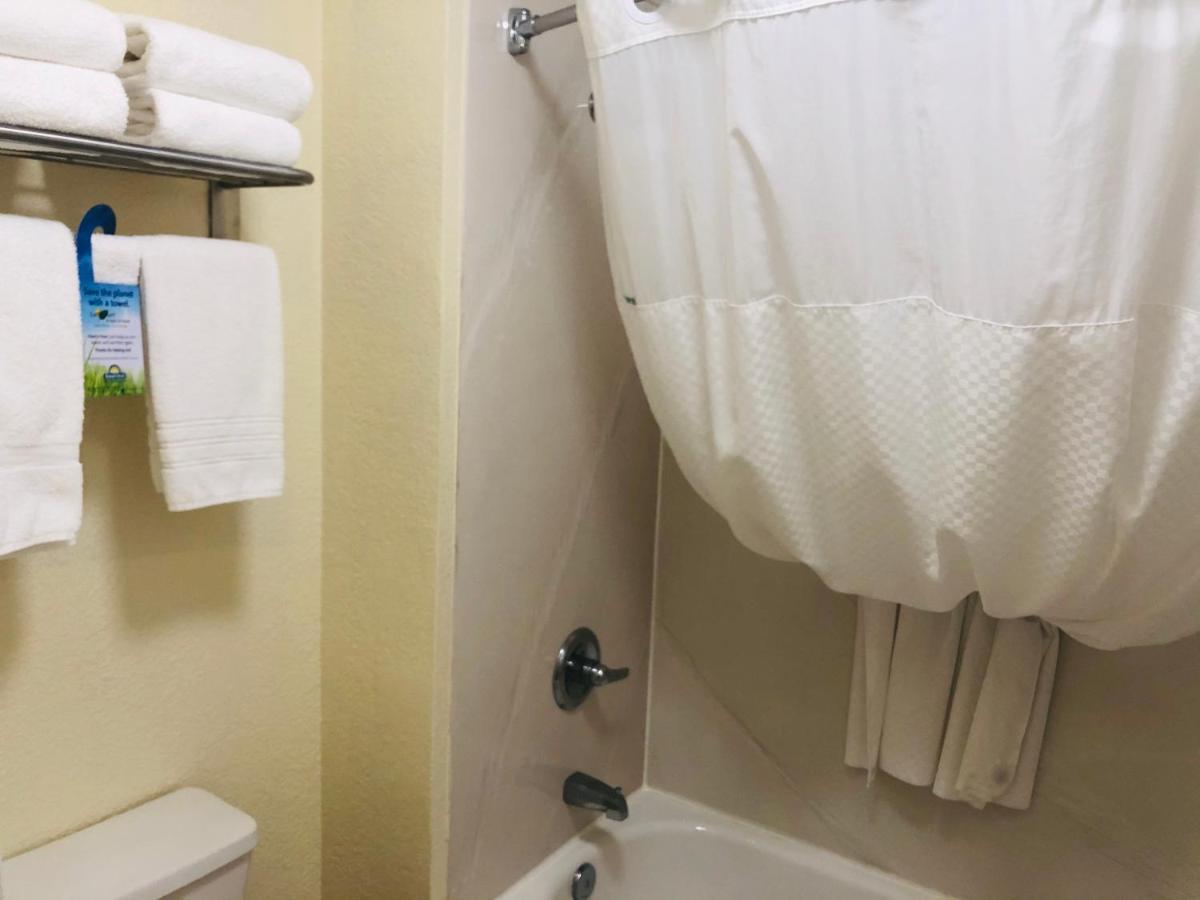 Days Inn & Suites By Wyndham Navarre - Near Beaches Hurlburt Extérieur photo
