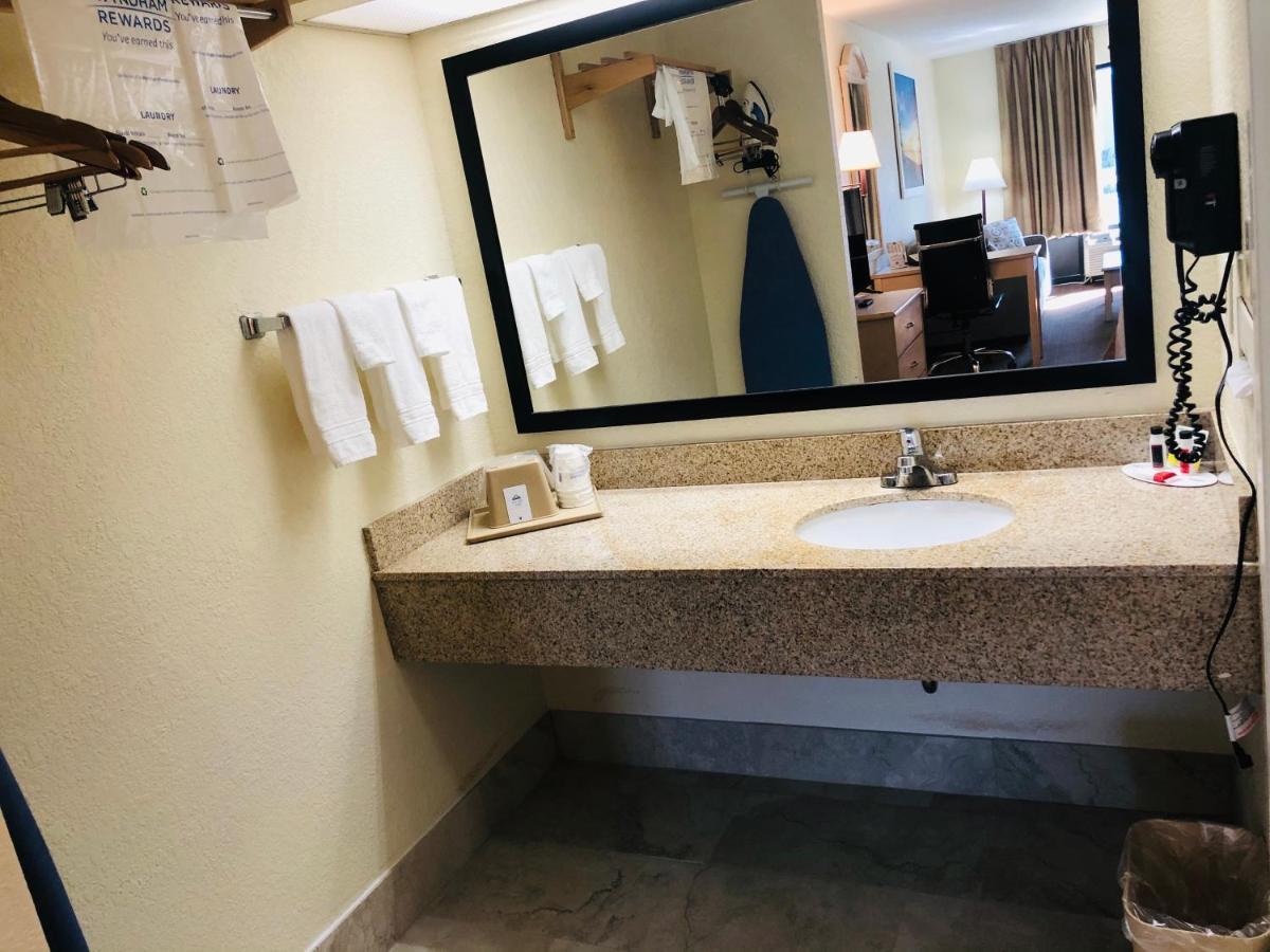Days Inn & Suites By Wyndham Navarre - Near Beaches Hurlburt Extérieur photo