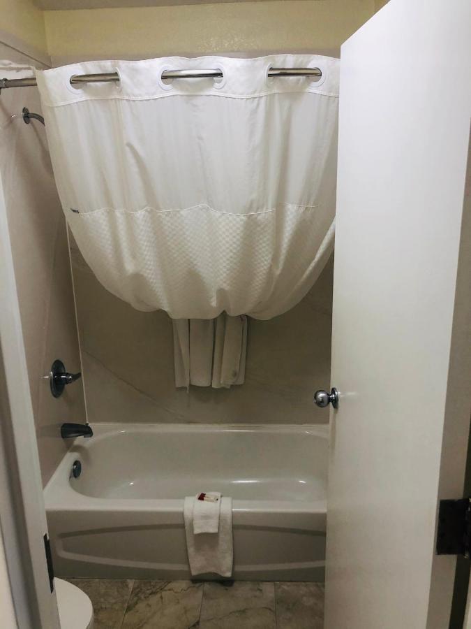 Days Inn & Suites By Wyndham Navarre - Near Beaches Hurlburt Extérieur photo